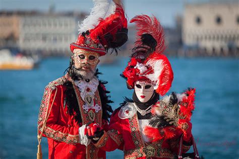  Le Carnaval de Venise: Une Exploration Audacieuse de la Joie et du Mélancolie Romantique